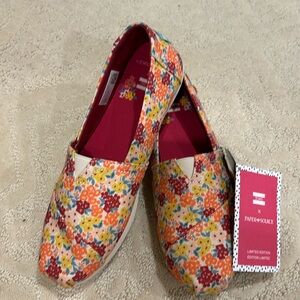 Floral Tom’s size 6.5